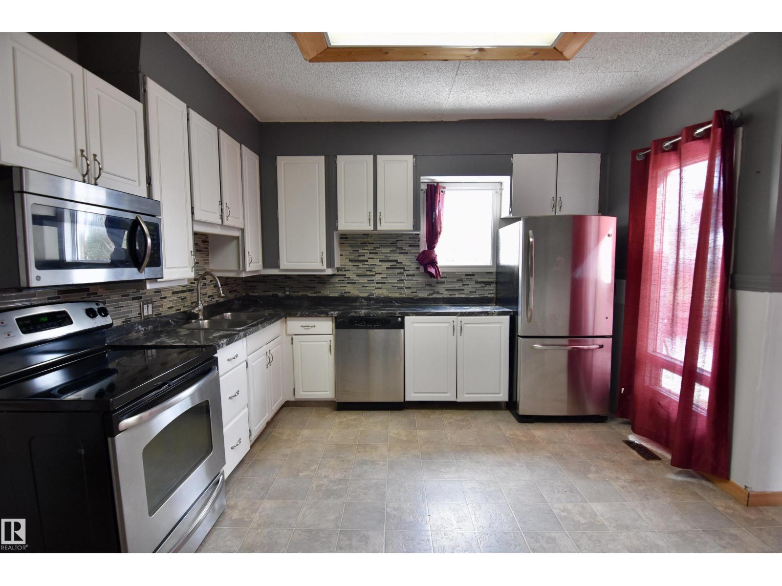 4629 46 Av Property Photo 10