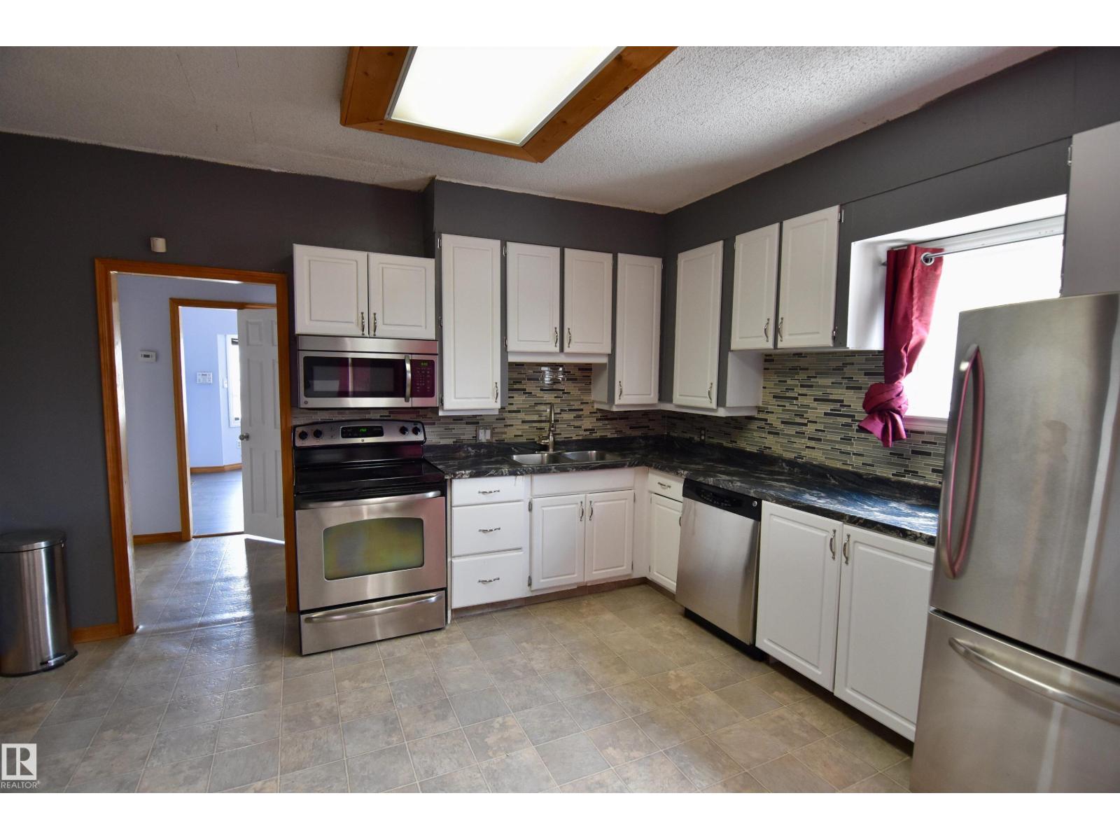 4629 46 Av Property Photo 11