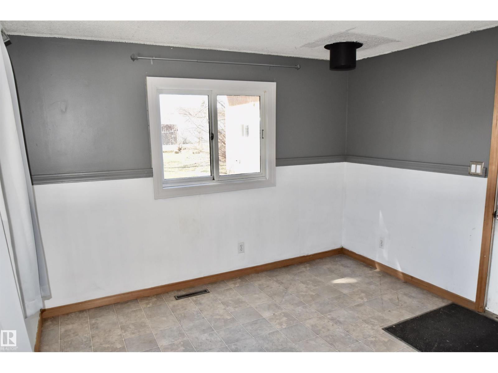 4629 46 Av Property Photo 13