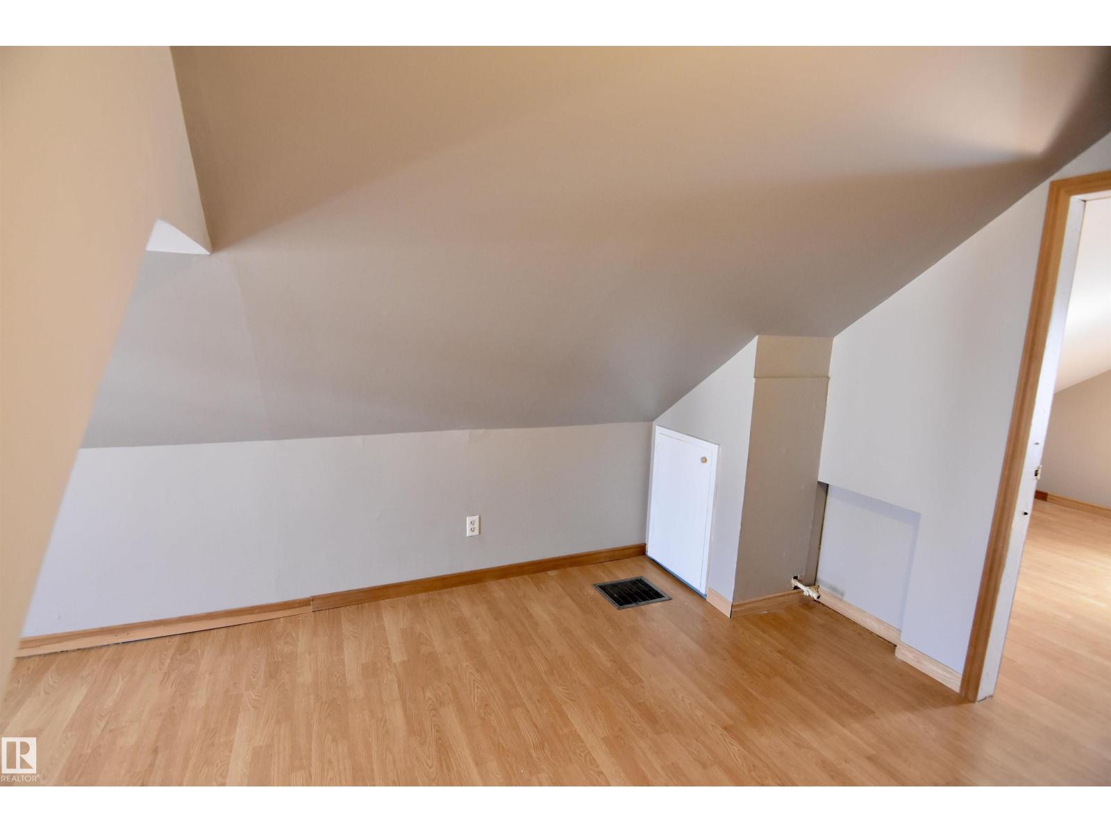 4629 46 Av Property Photo 16