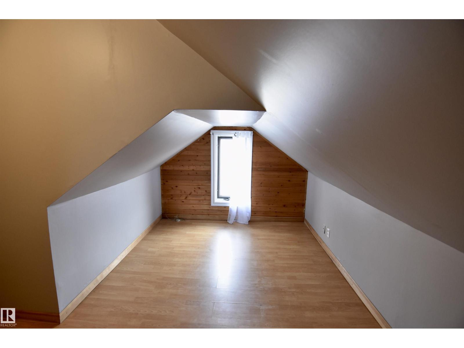 4629 46 Av Property Photo 20