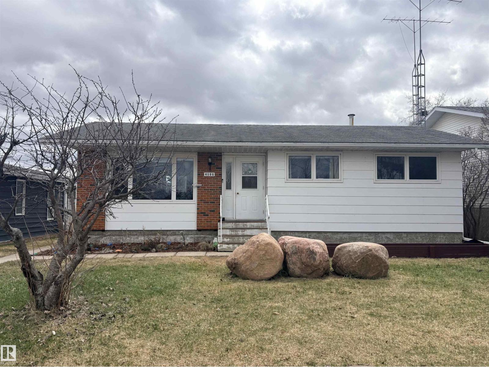 4506 47 Av Property Photo 1