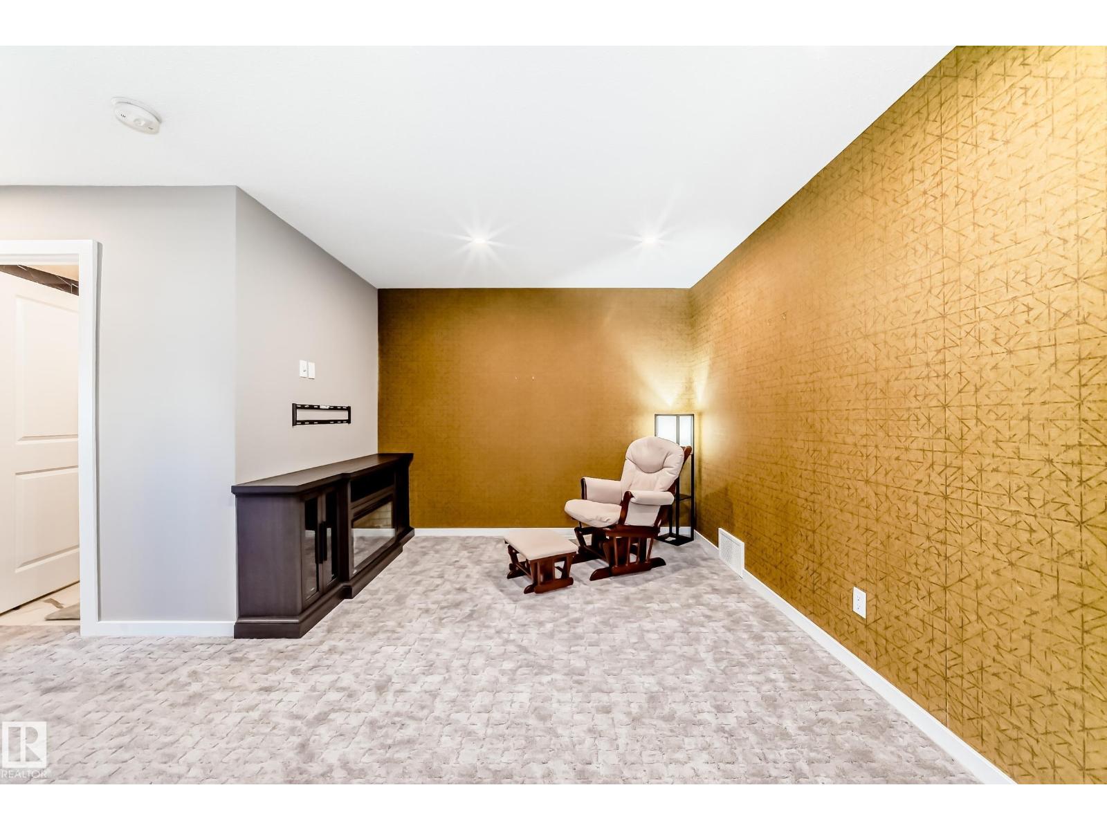 143 Larch Cr Property Photo 37