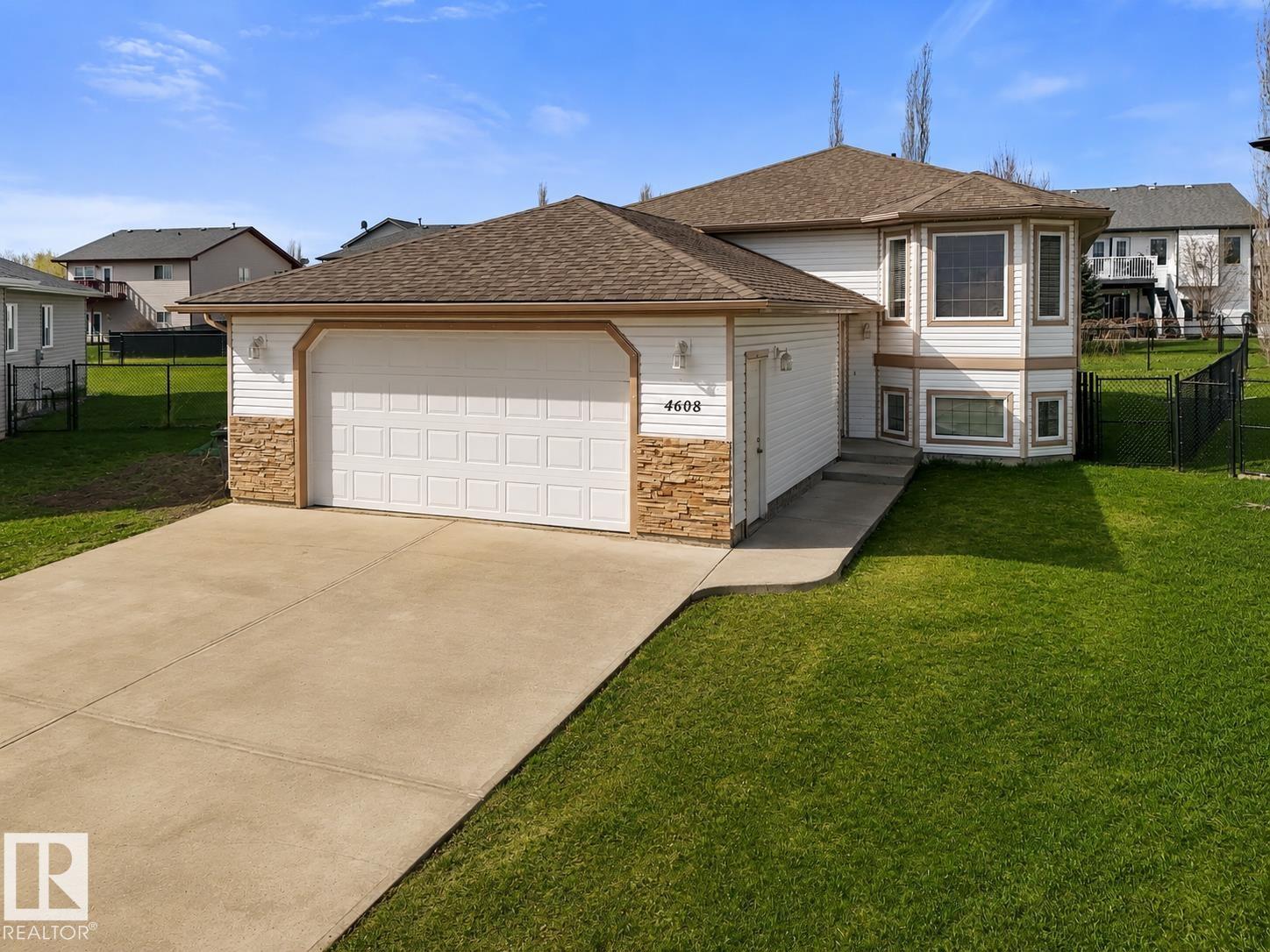 4608 39 St Property Photo 1