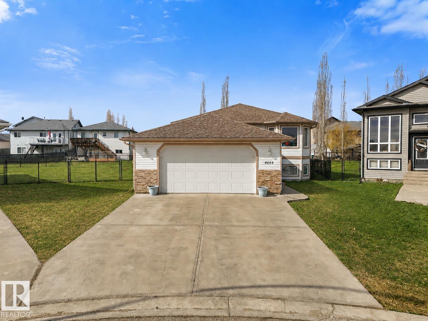 4608 39 St Property Photo 2