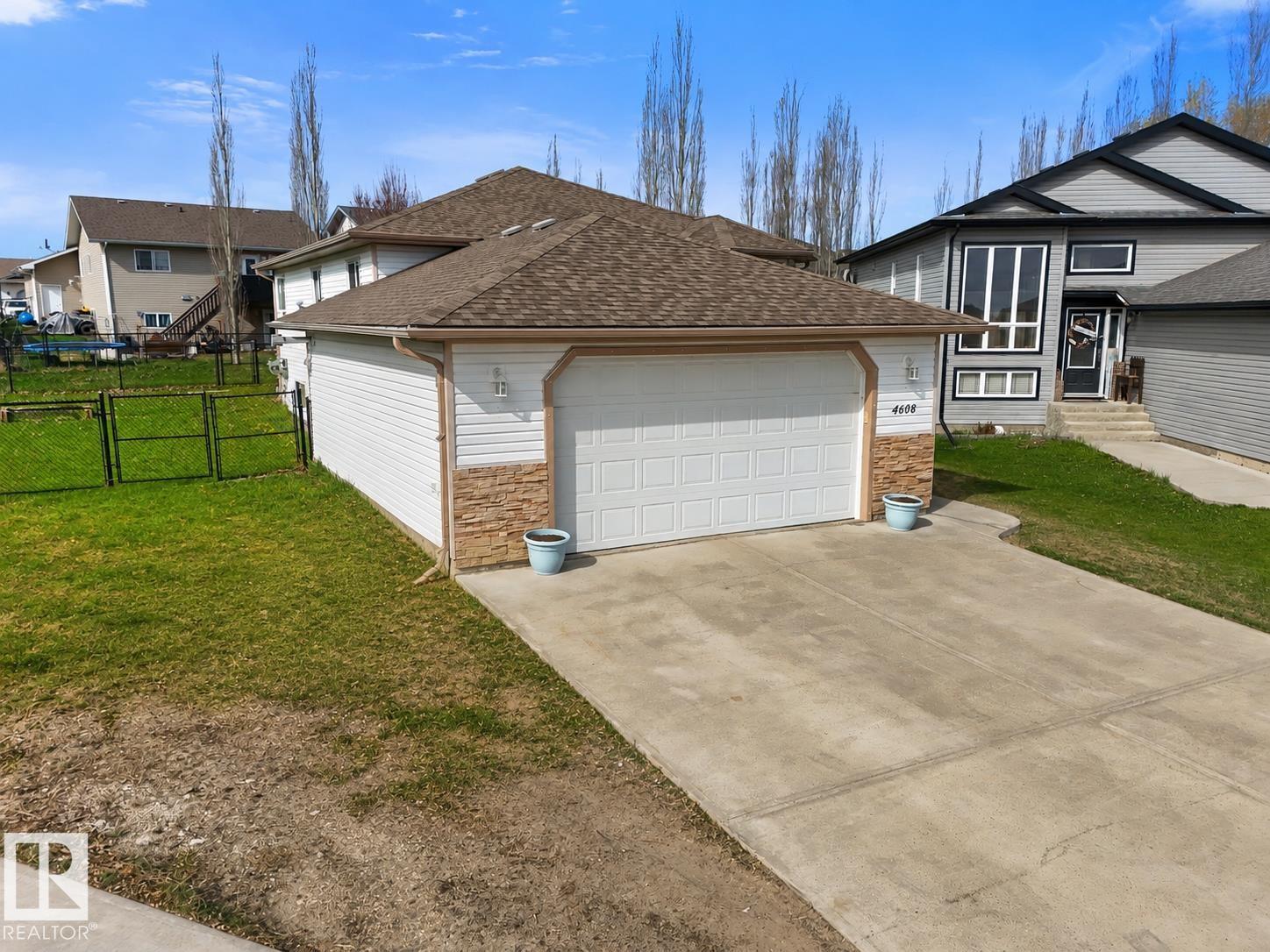 4608 39 St Property Photo 3