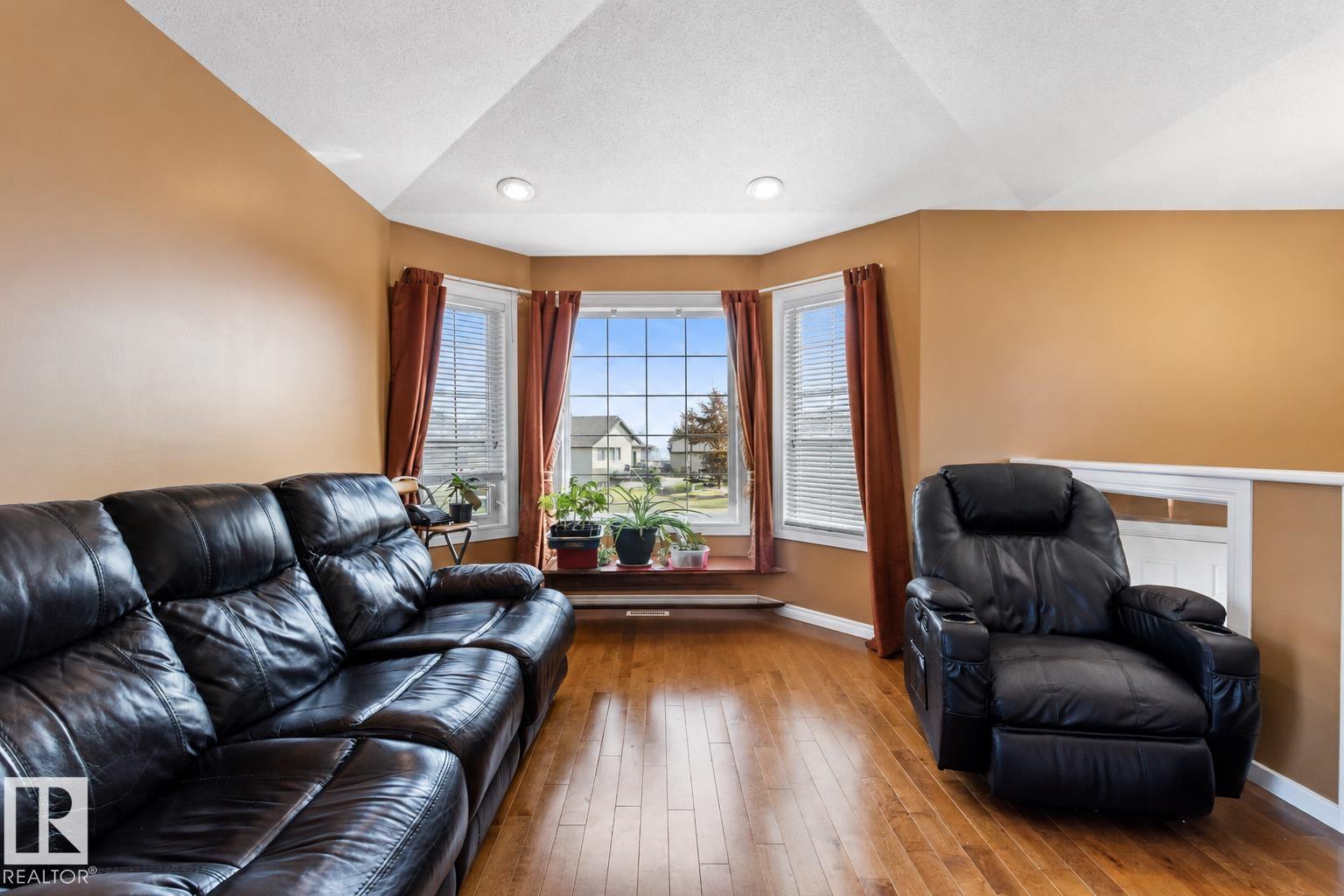 4608 39 St Property Photo 9