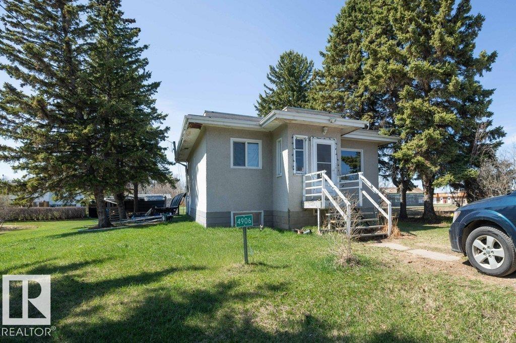 4906 51 St Property Photo 2