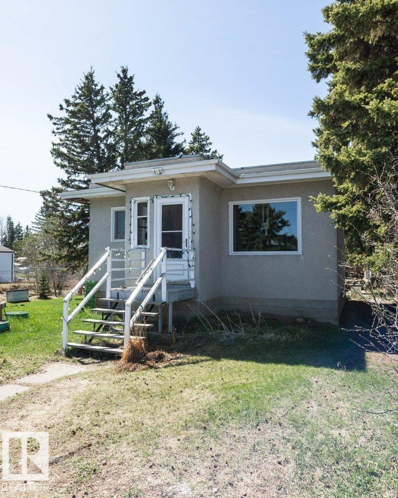 4906 51 St Property Photo 3