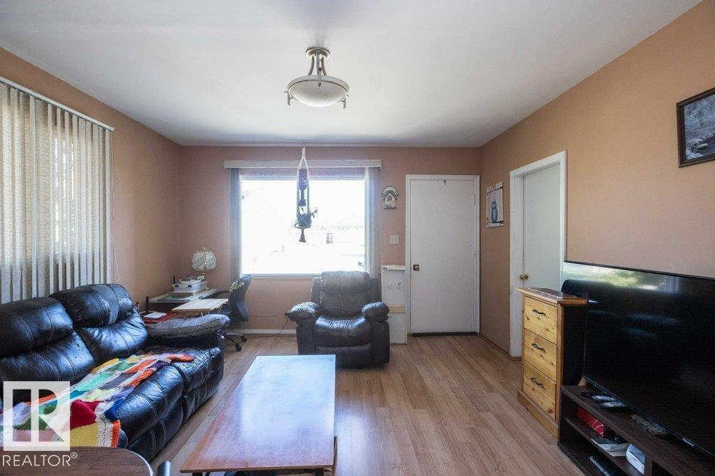 4906 51 St Property Photo 4