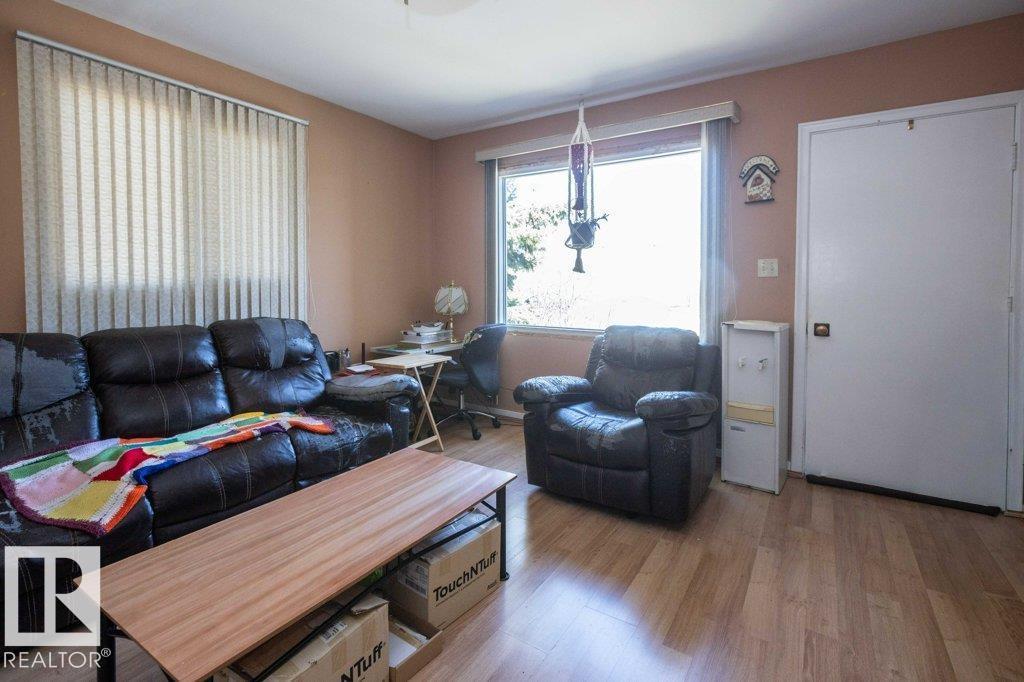 4906 51 St Property Photo 5