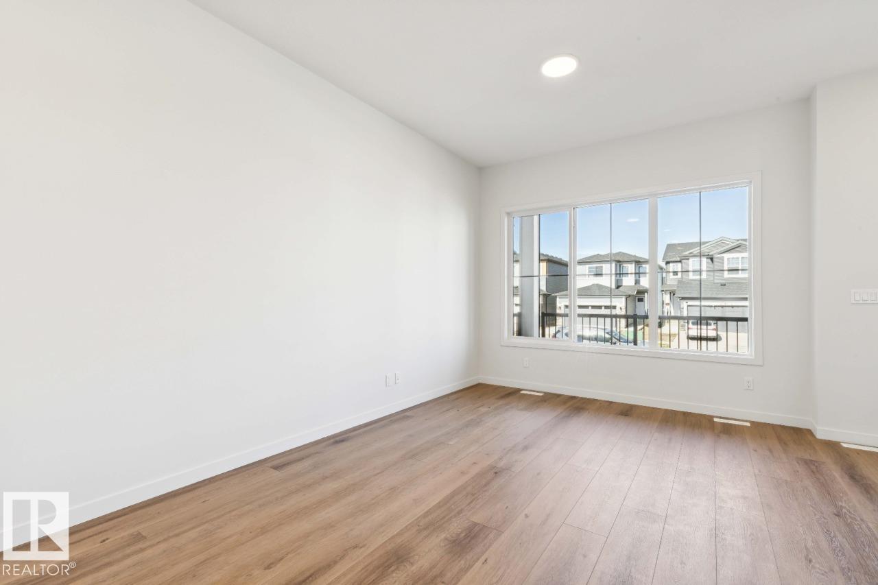 7119 52 Av Property Photo 4