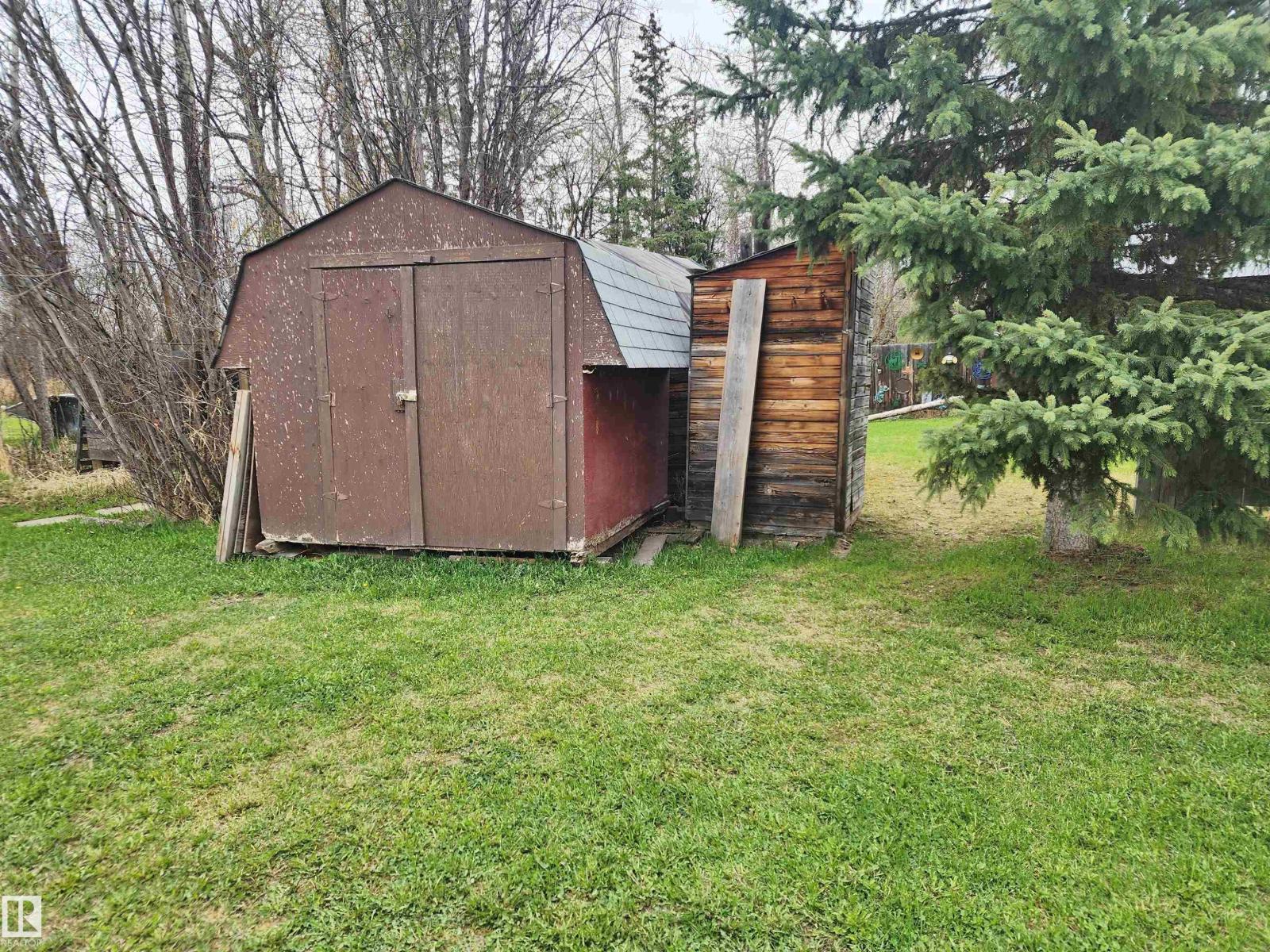 612 1 Av E Property Photo 3