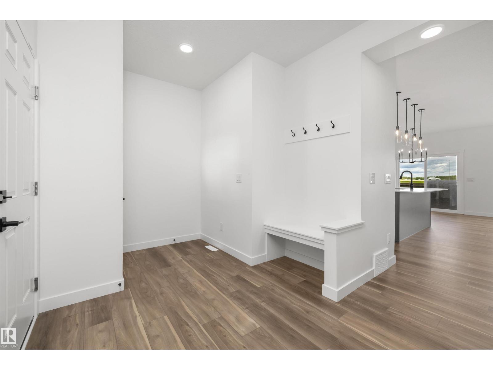 8608 183 Av Nw Property Photo 3