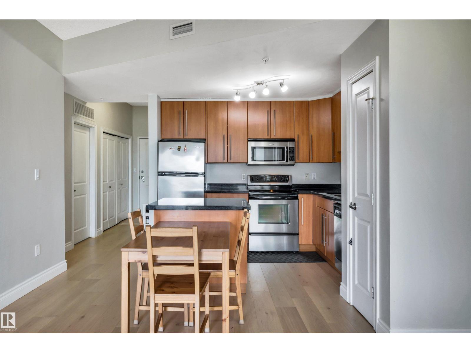 #902 9819 104 St Nw Property Photo 6