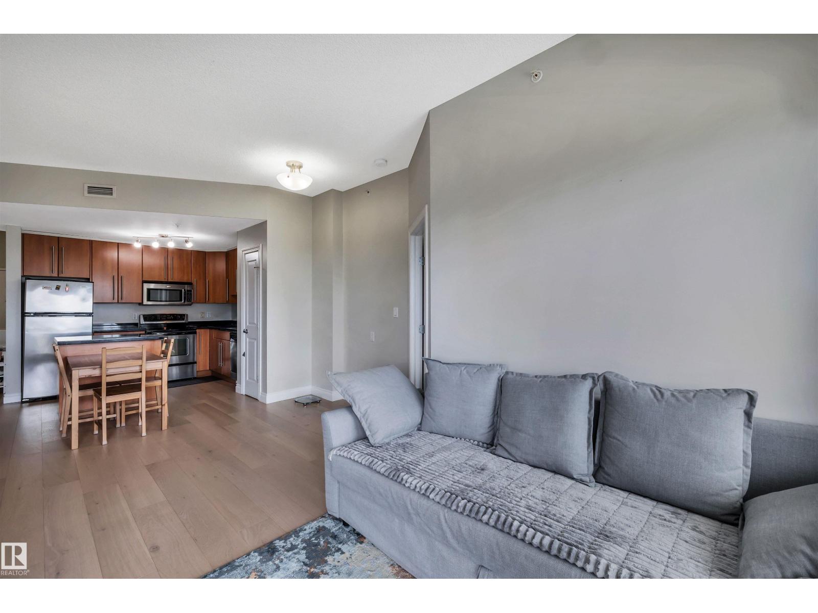 #902 9819 104 St Nw Property Photo 13