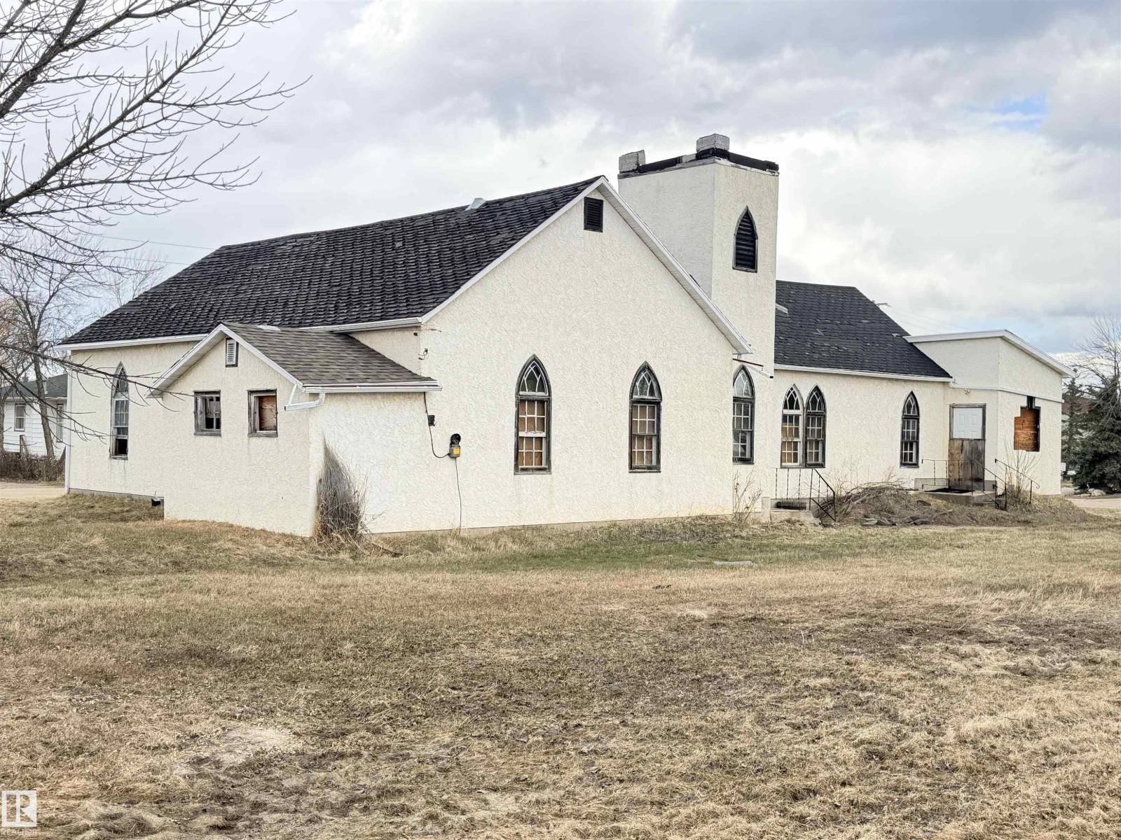 5036 49 St Property Photo 1