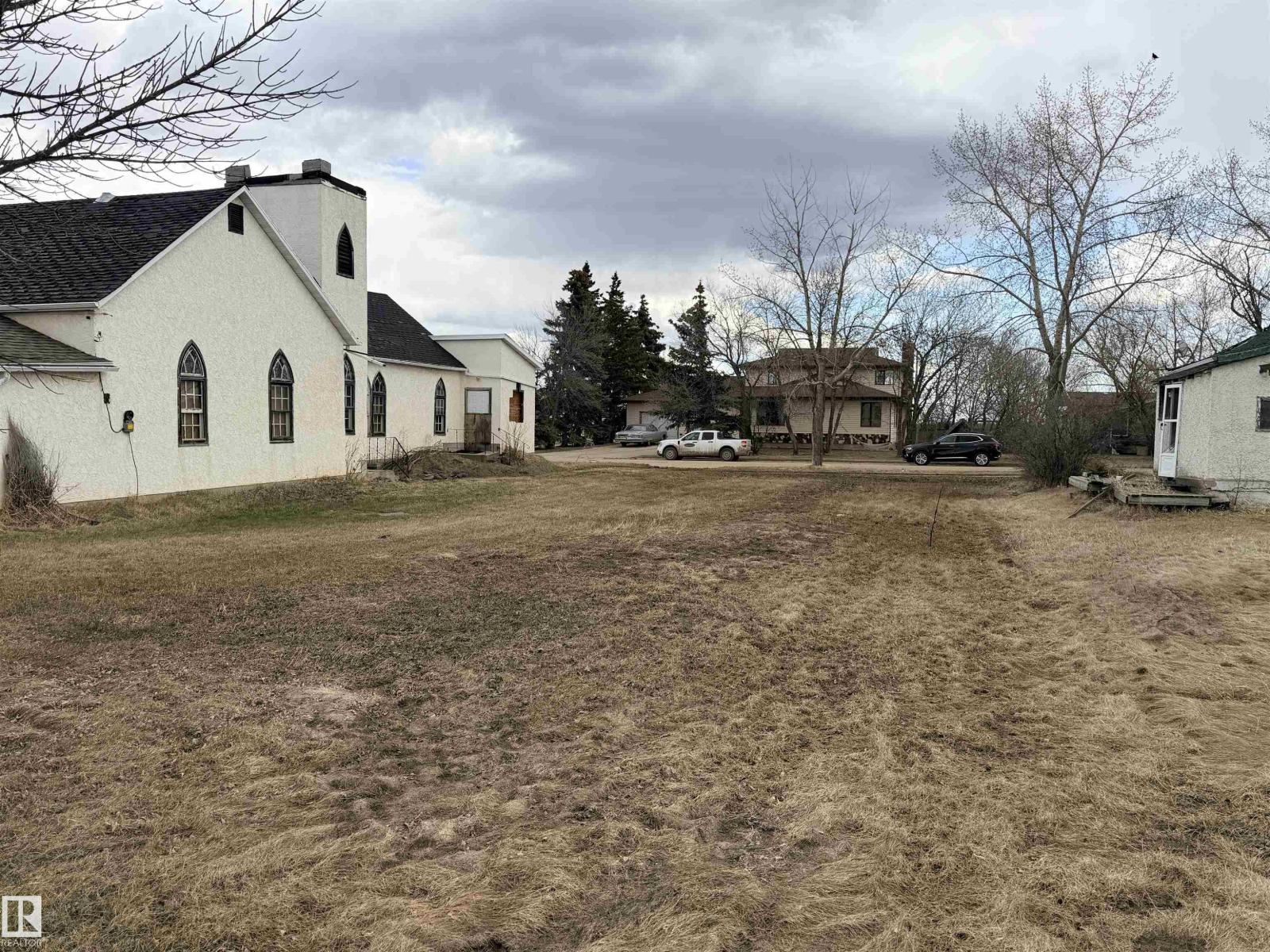 5036 49 St Property Photo 2