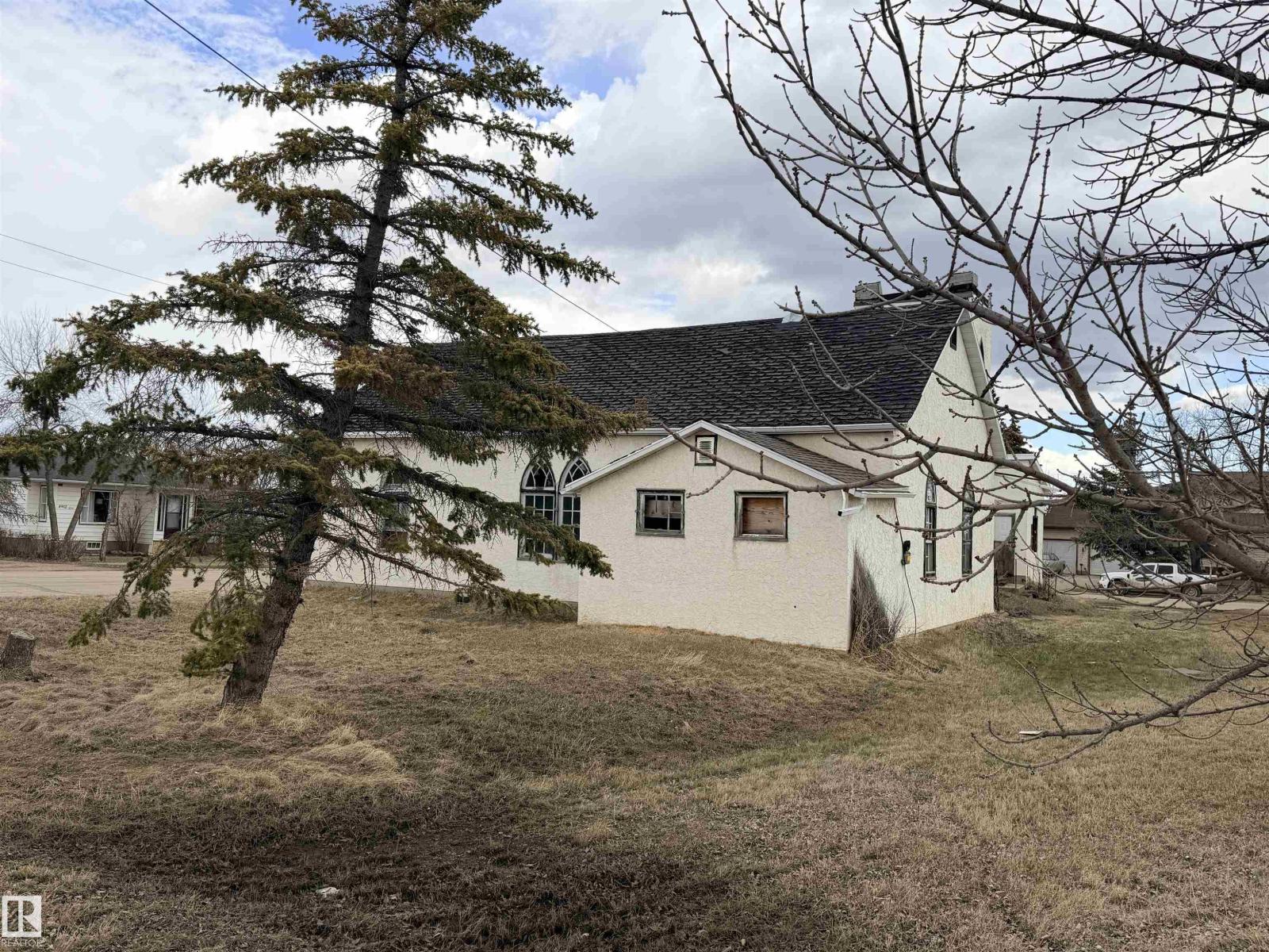 5036 49 St Property Photo 3