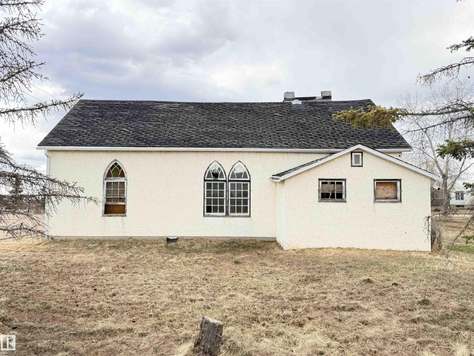 5036 49 St Property Photo 4