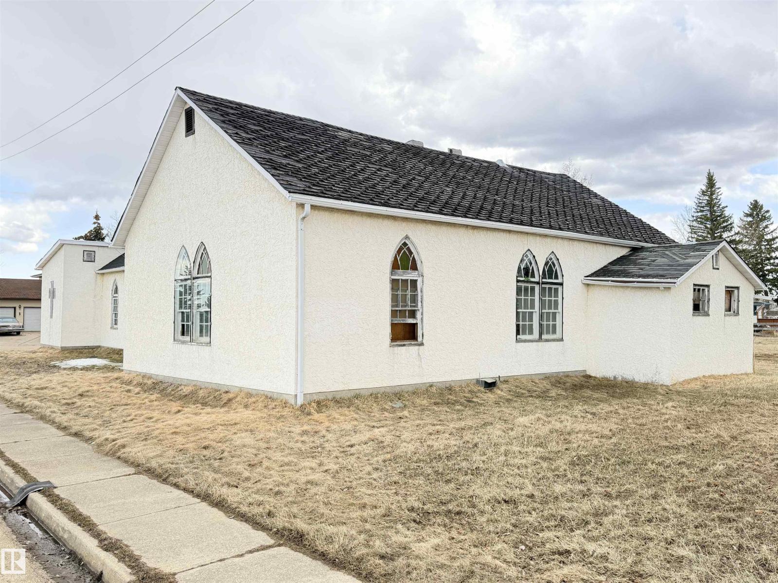 5036 49 St Property Photo 5