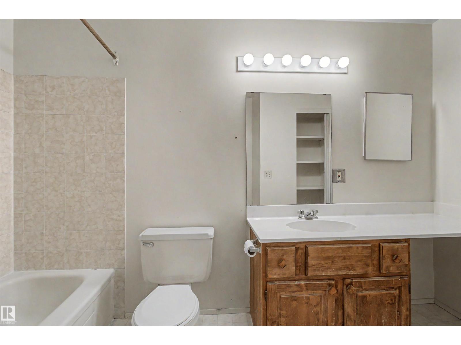 5953 40 Av Nw Property Photo 8