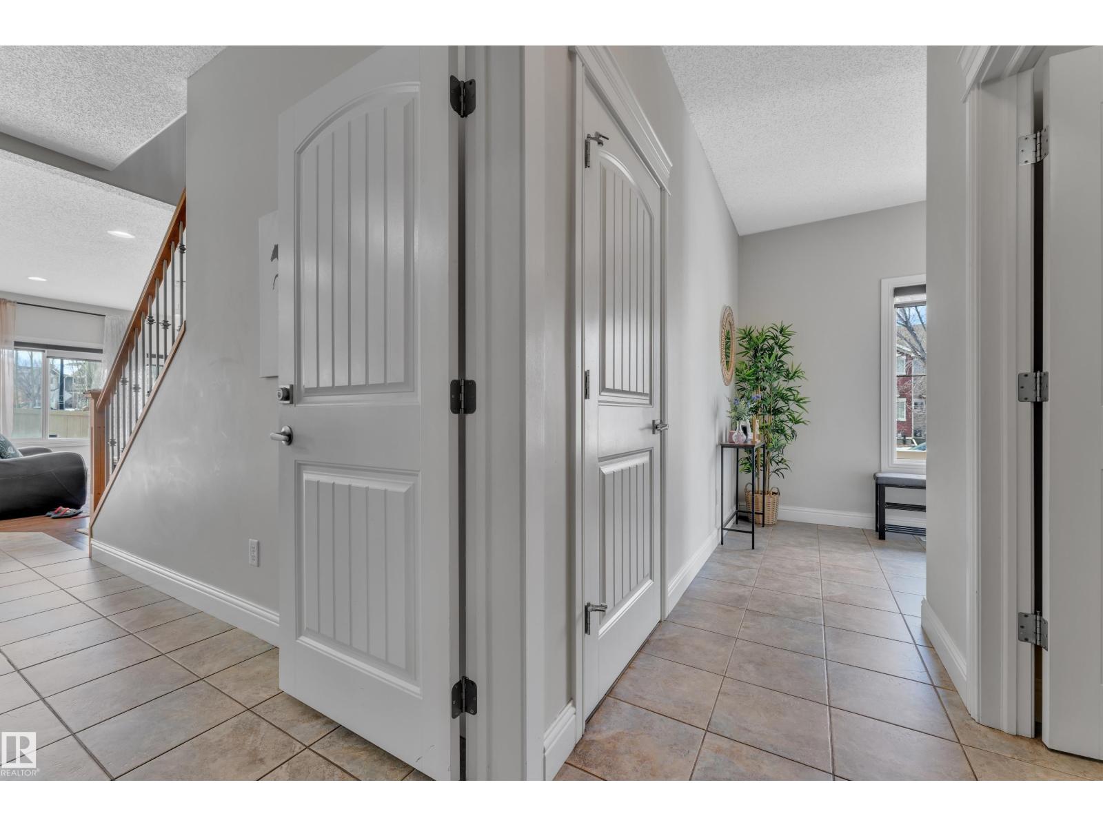 6159 12 Av Sw Property Photo 5