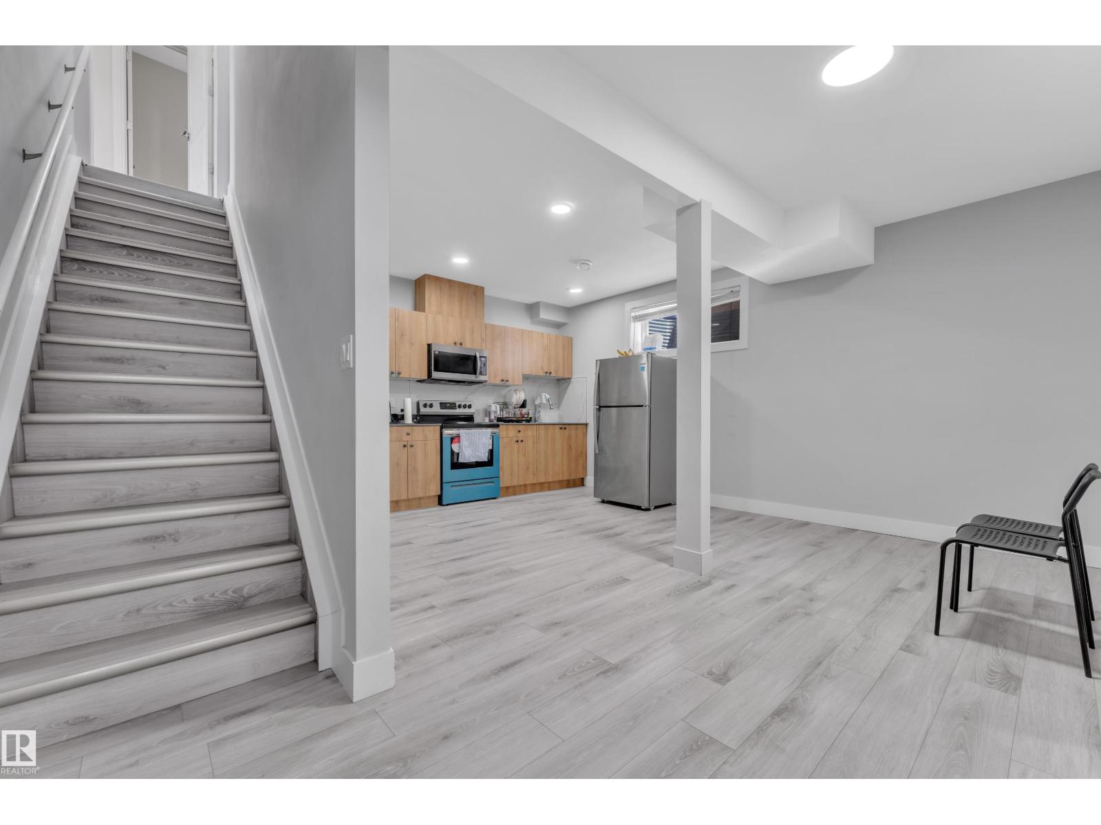 6159 12 Av Sw Property Photo 23
