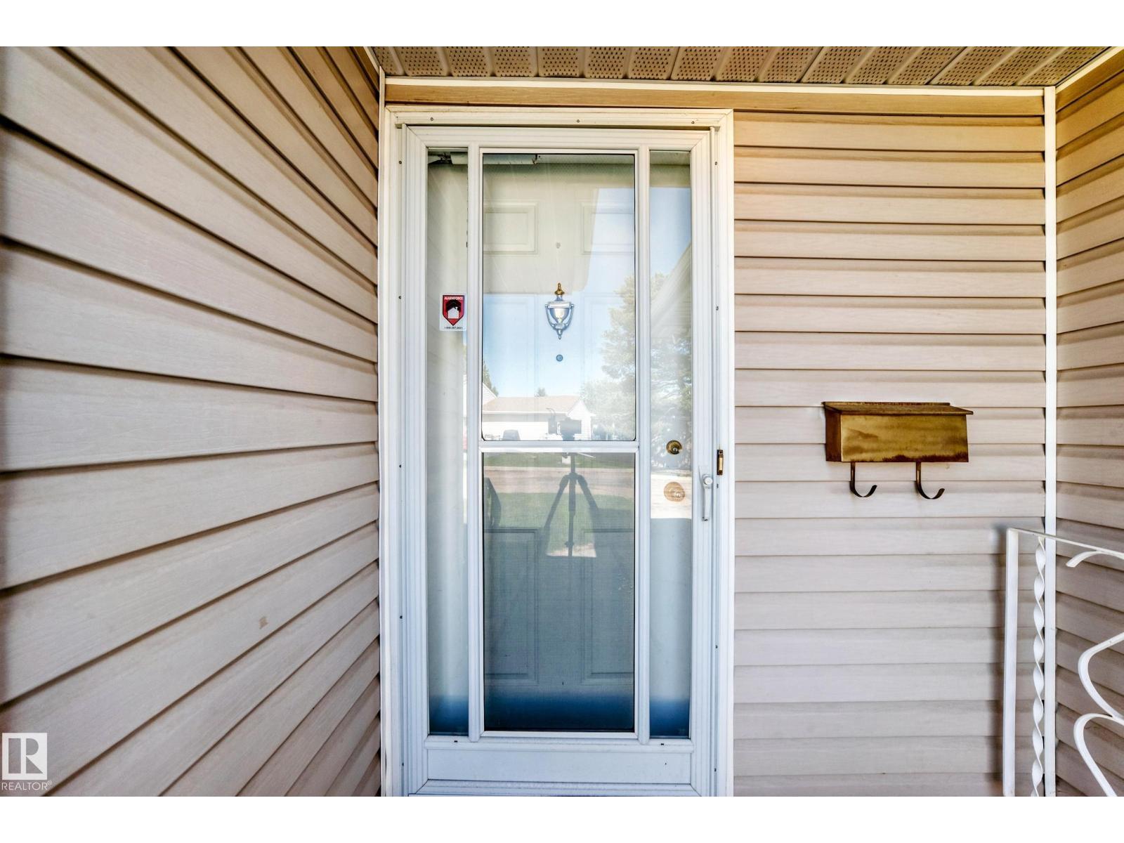 4815 32 Av Nw Property Photo 3