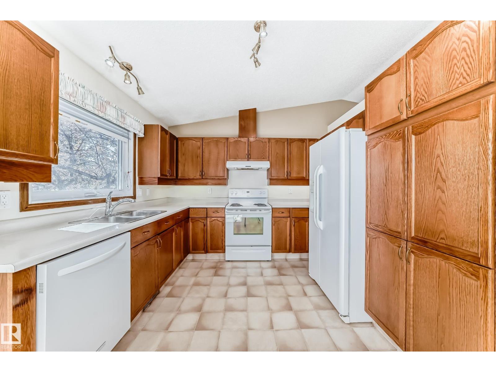 4815 32 Av Nw Property Photo 6