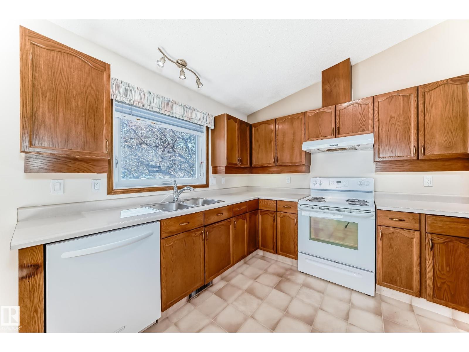 4815 32 Av Nw Property Photo 7