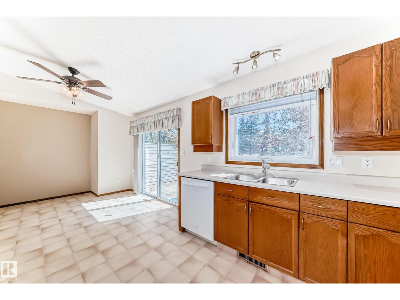 4815 32 Av Nw Property Photo 8