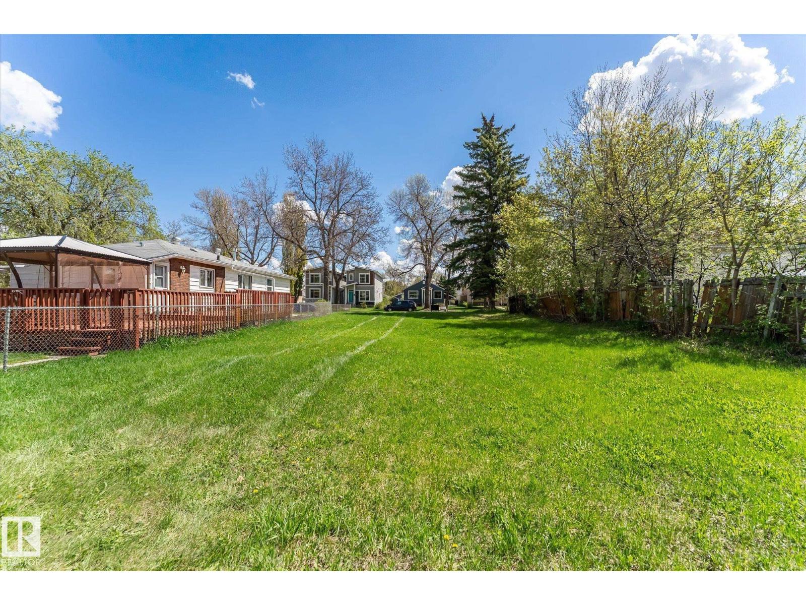 12122 45 ST NW