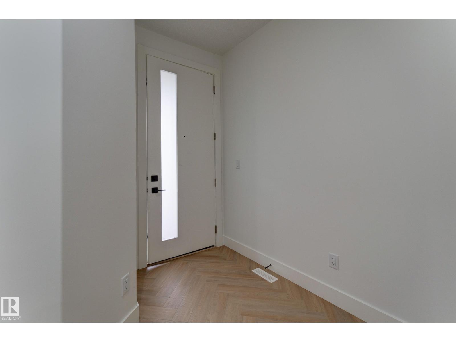 4727 17 Av Sw Property Photo 3