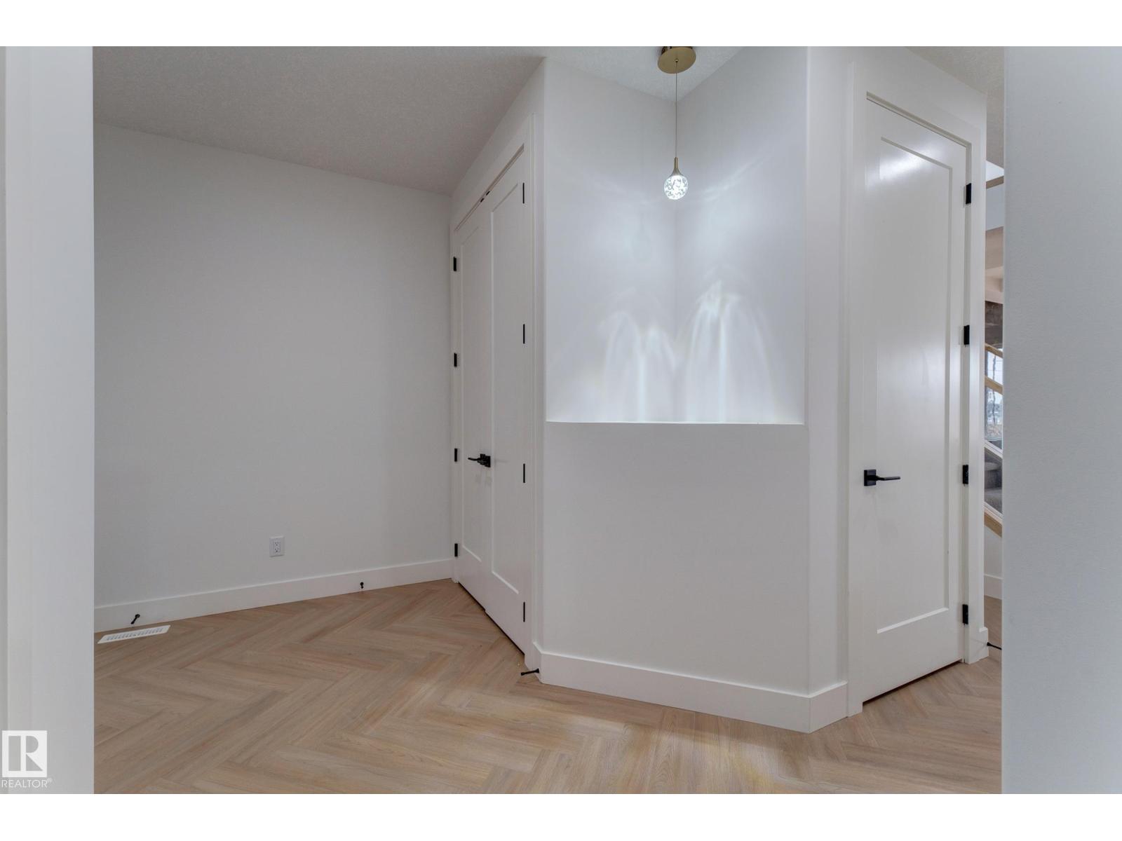 4727 17 Av Sw Property Photo 5