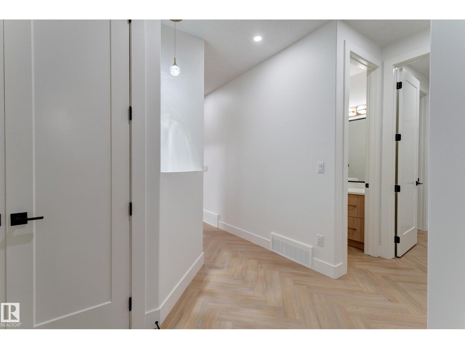 4727 17 Av Sw Property Photo 6