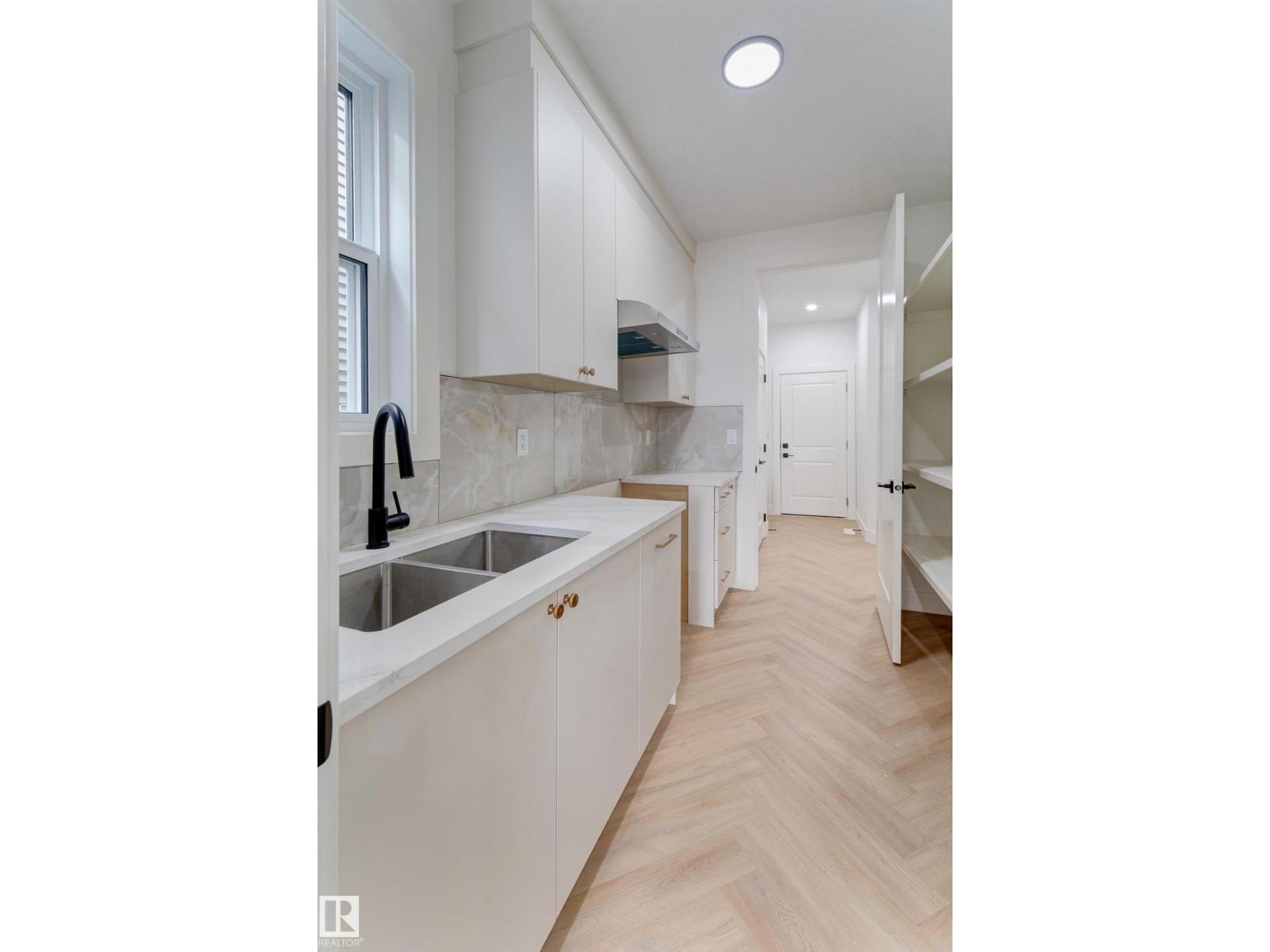 4727 17 Av Sw Property Photo 15