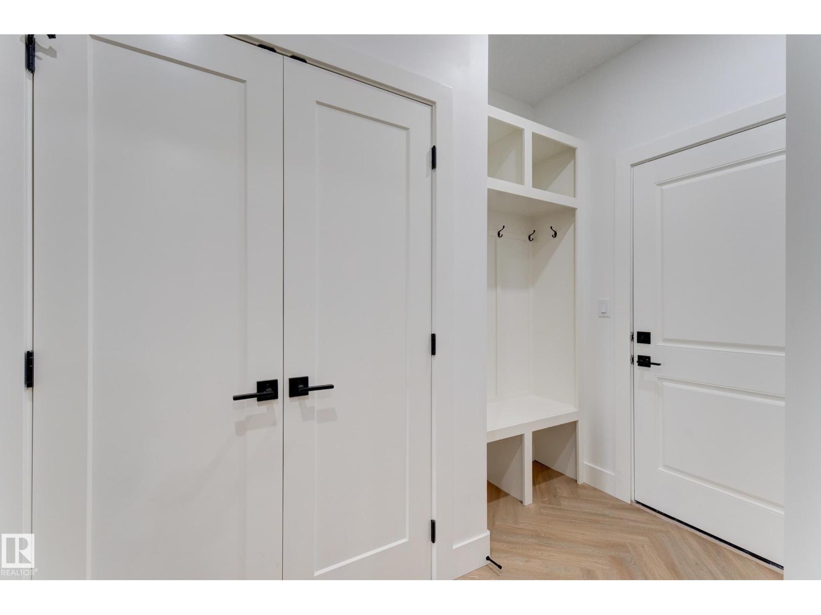 4727 17 Av Sw Property Photo 16