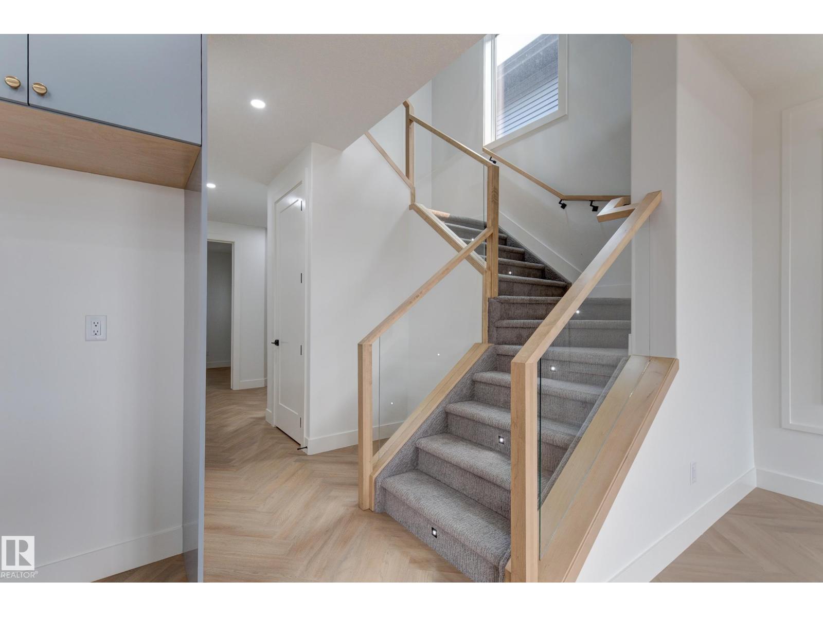 4727 17 Av Sw Property Photo 18