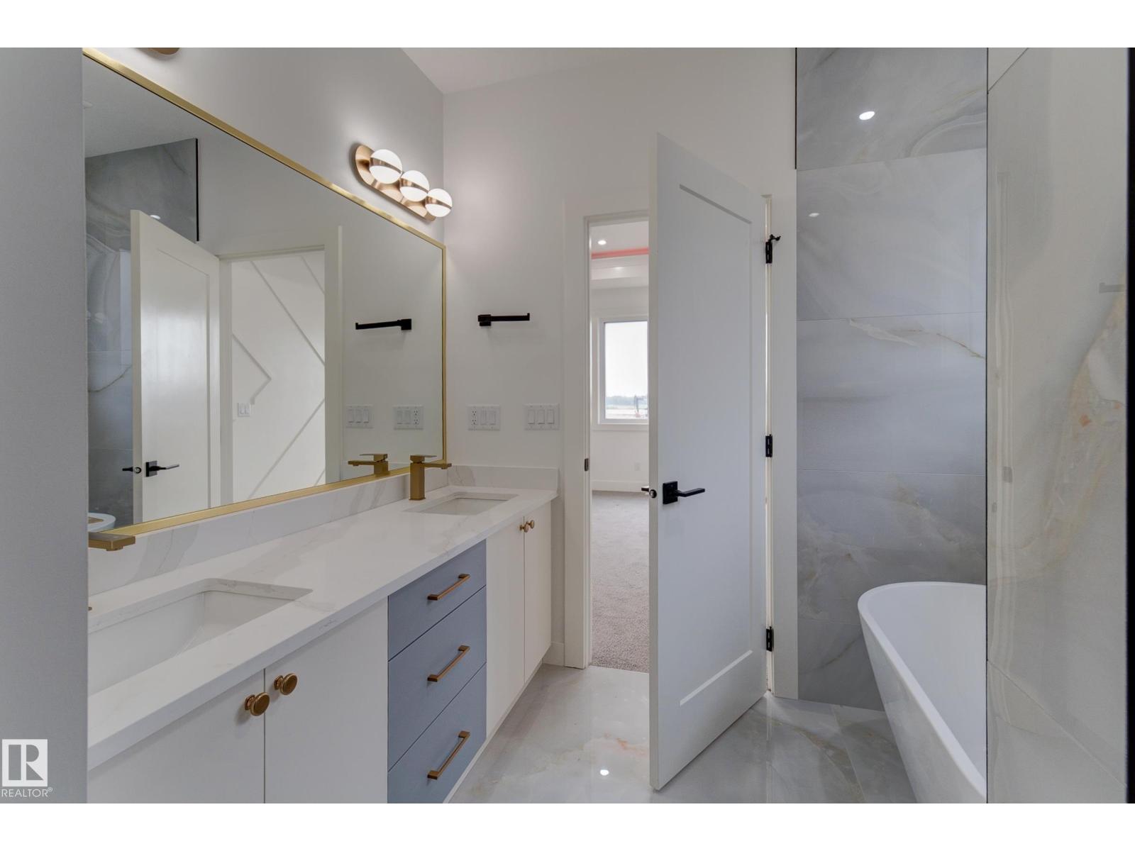 4727 17 Av Sw Property Photo 27