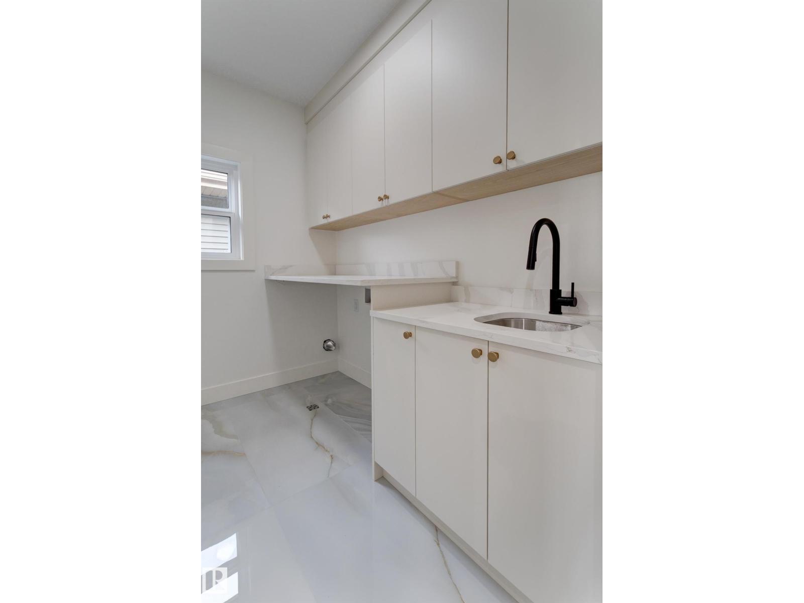 4727 17 Av Sw Property Photo 30