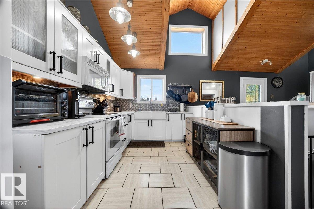 5040 52 St Property Photo 4
