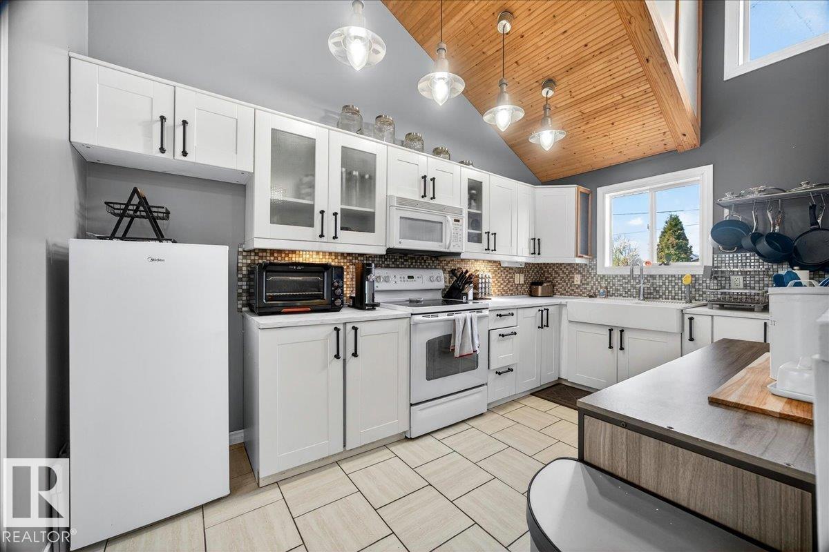 5040 52 St Property Photo 5