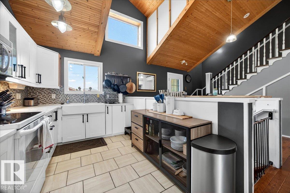 5040 52 St Property Photo 6