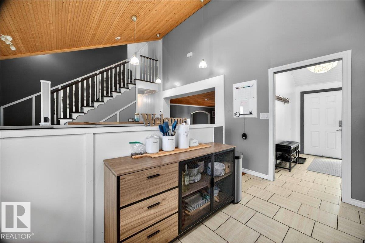 5040 52 St Property Photo 7