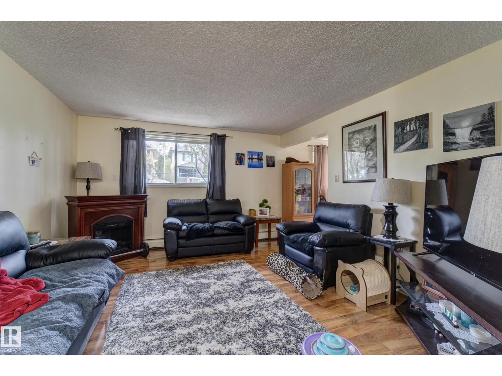 9749 88 Av Nw Property Photo 2