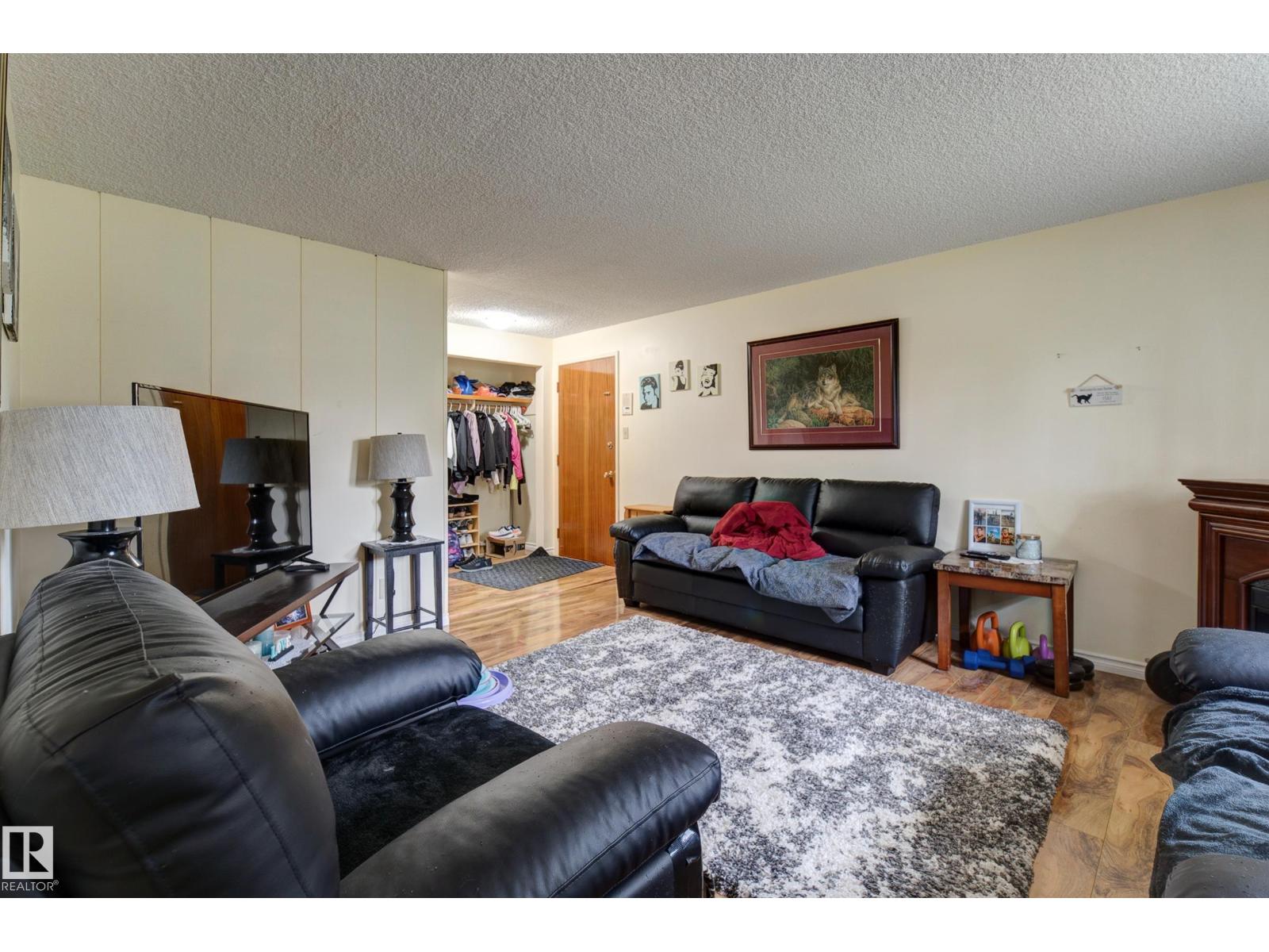 9749 88 Av Nw Property Photo 4