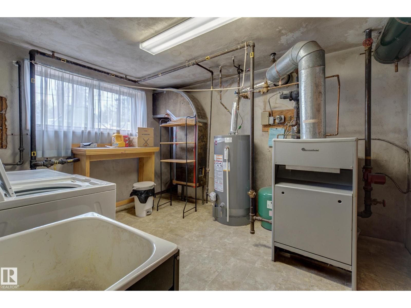 9749 88 Av Nw Property Photo 12