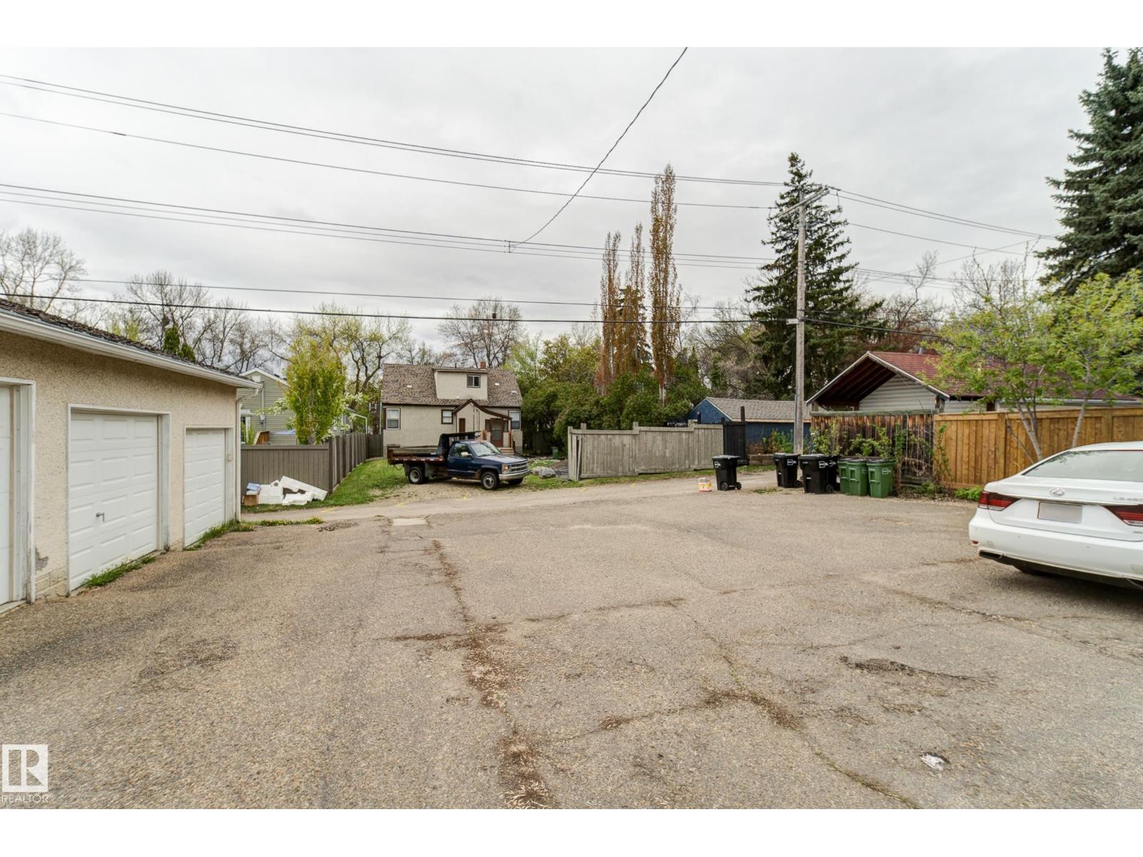 9749 88 Av Nw Property Photo 17