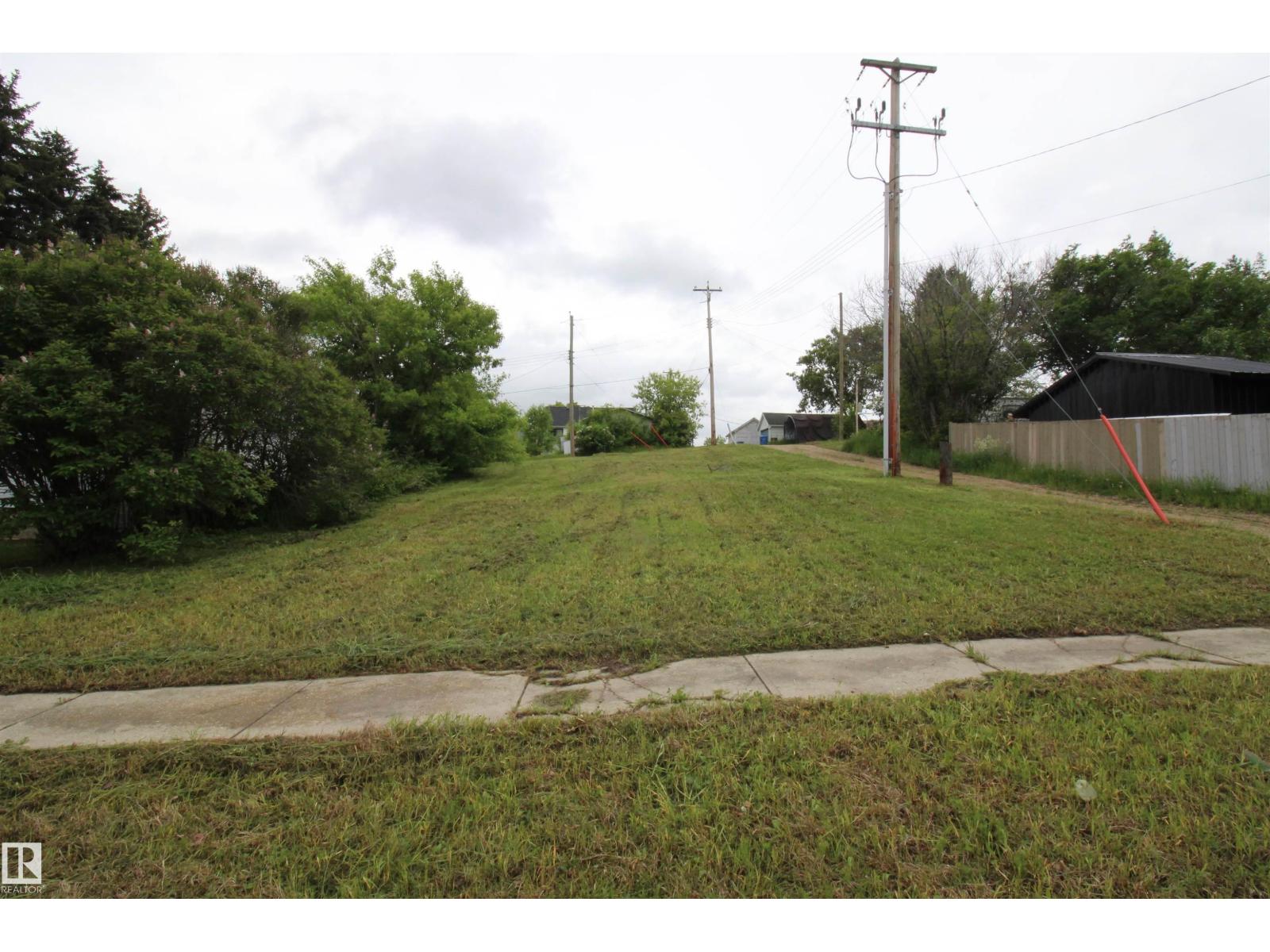 4927 52 Av Property Photo 1